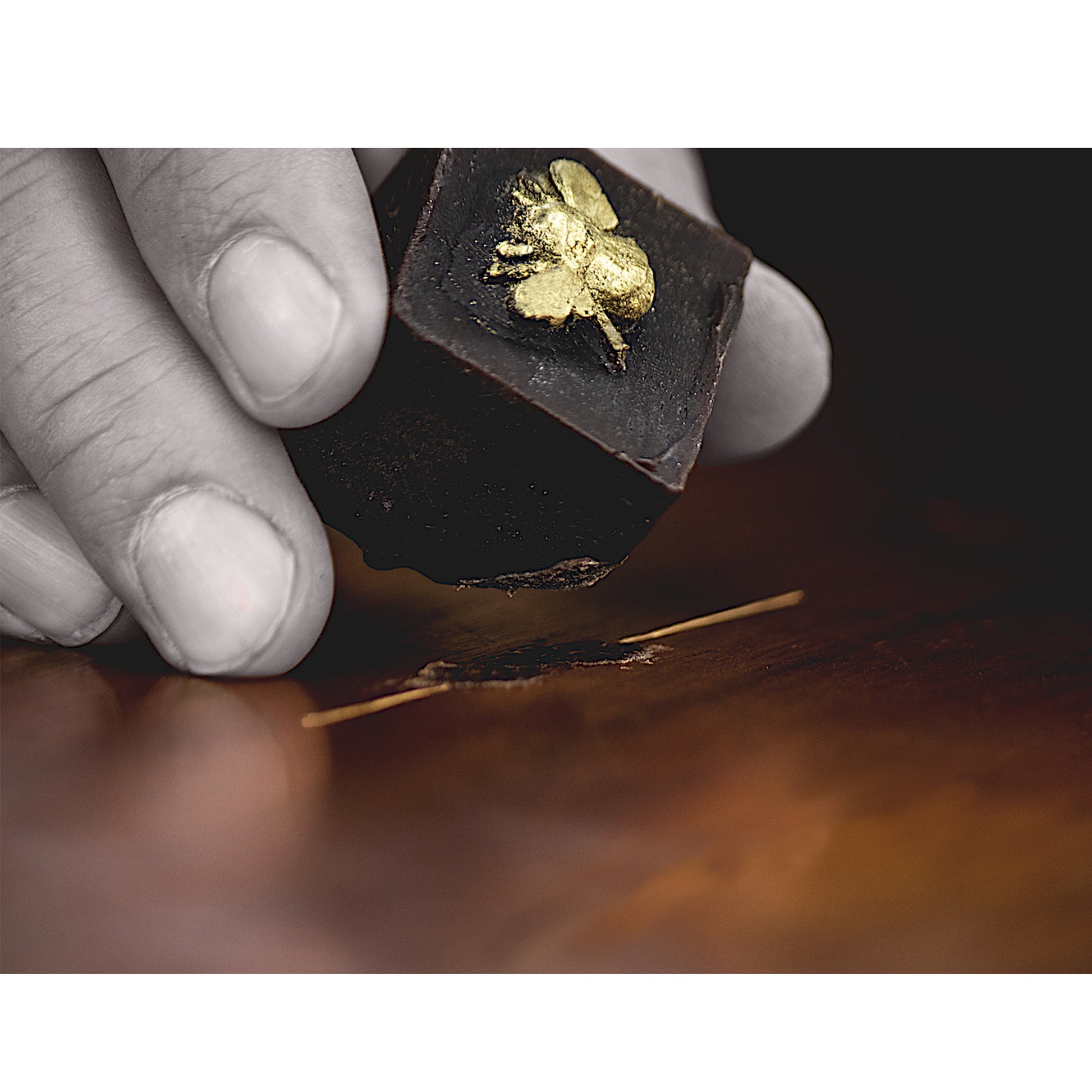 Antique  gold reapir Cube in action 